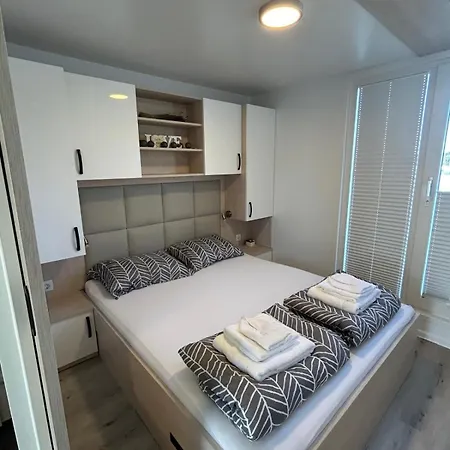 Black Pearl - Floating House Apartment *