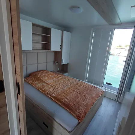 Apartment Black Pearl - Floating House *