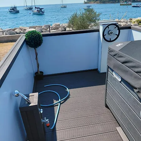 Black Pearl - Floating House Apartment